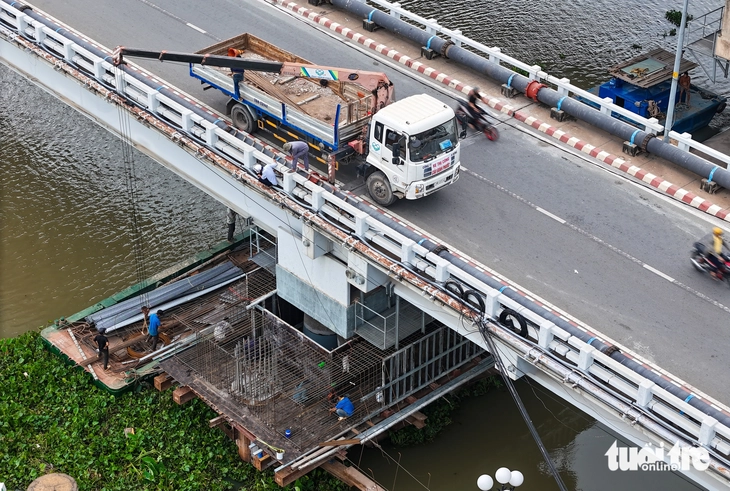 Làm sao nâng cầu Bình Triệu 1 mà xe cộ vẫn chạy bình thường? - Ảnh 9.