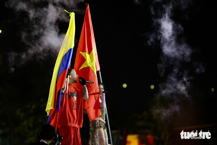 J Balvin cùng tlinh cầm cờ Việt Nam và Colombia, thể hiện tình hữu nghị ở 8Wonder - Ảnh 1. J Balvin cùng tlinh cầm cờ Việt Nam và cờ Colombia, khoảnh khắc cảm động nhất ở 8Wonder - Ảnh 3.