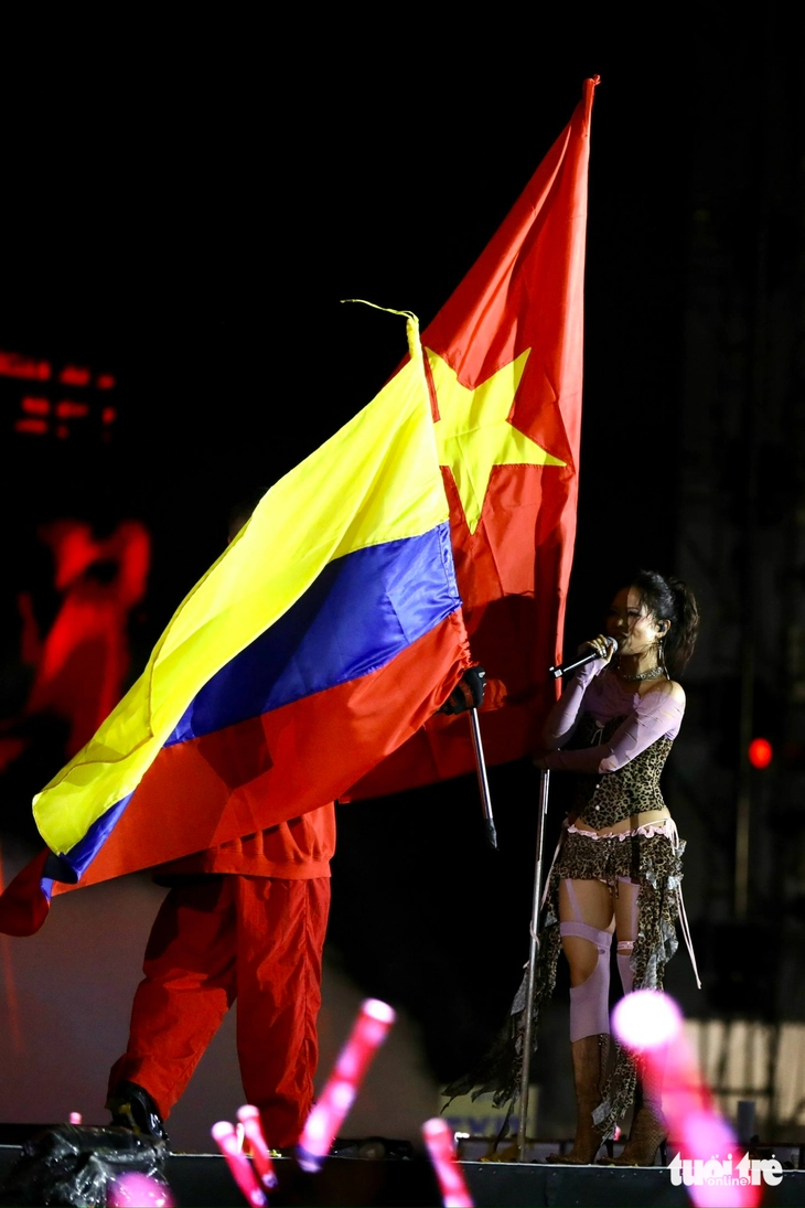 J Balvin cùng tlinh cầm cờ Việt Nam và Colombia, thể hiện tình hữu nghị ở 8Wonder - Ảnh 2. 8wonder - Ảnh 2.