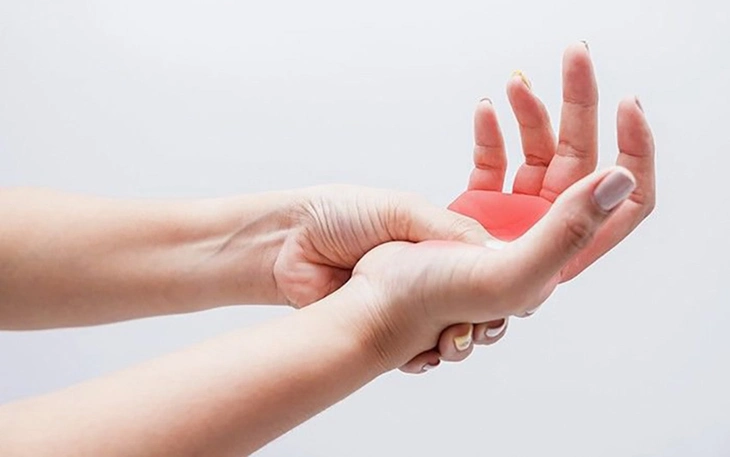 Nhầm hạ kali với hạ canxi, người đàn ông 41 tuổi suýt liệt tay chân - Ảnh 1.
