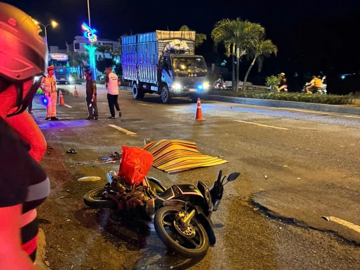 Tài xế xe đưa đón công nhân gây tai nạn làm chết người rồi chạy tiếp - Ảnh 1.