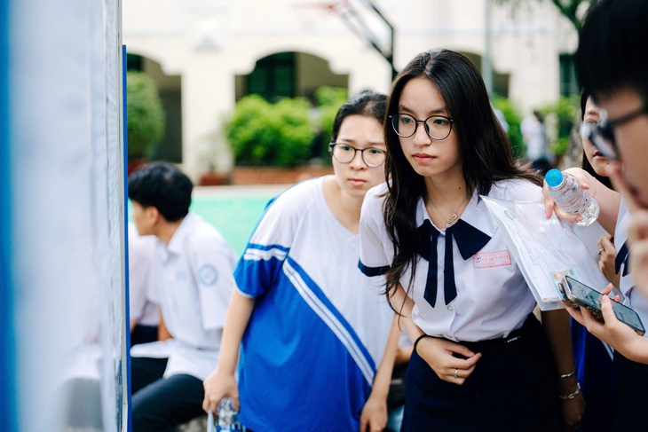 Tuyển sinh đại học 2025: Vì sao điểm chuẩn tăng kỷ lục? - Ảnh 1. điểm chuẩn - Ảnh 1.