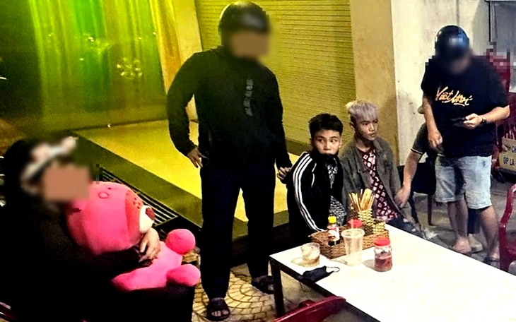 Bắt nhóm người bán hai thiếu nữ vào quán karaoke giá 14 triệu đồng - Ảnh 2.