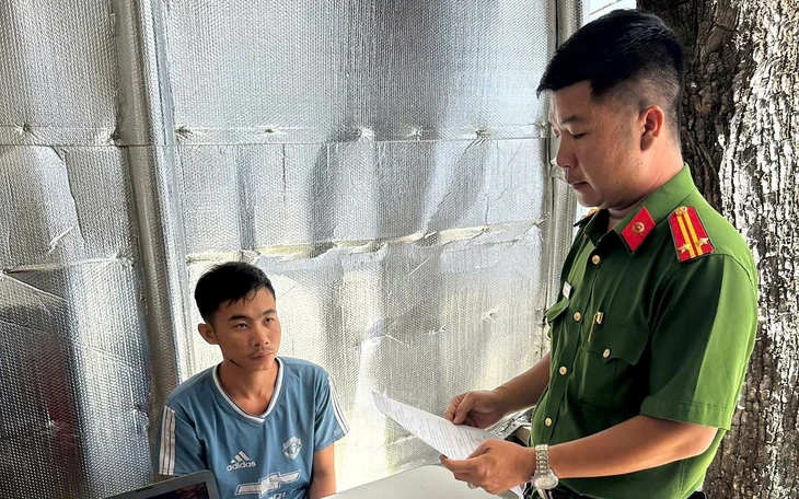 Mâu thuẫn trong việc dắt xe, bảo vệ đâm nhau  - Ảnh 2.