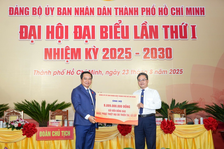 Đại biểu Đảng bộ UBND TP.HCM quyên góp gần 10 tỉ đồng ủng hộ đồng bào bị bão lũ - Ảnh 1.