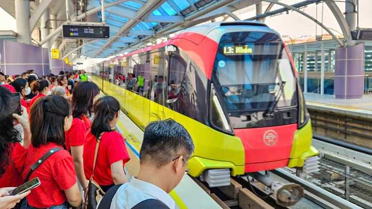 Tăng tần suất, tàu điện Hà Nội chạy tới nửa đêm trong ngày tổng hợp luyện diễu binh 24-8 - Ảnh 1.