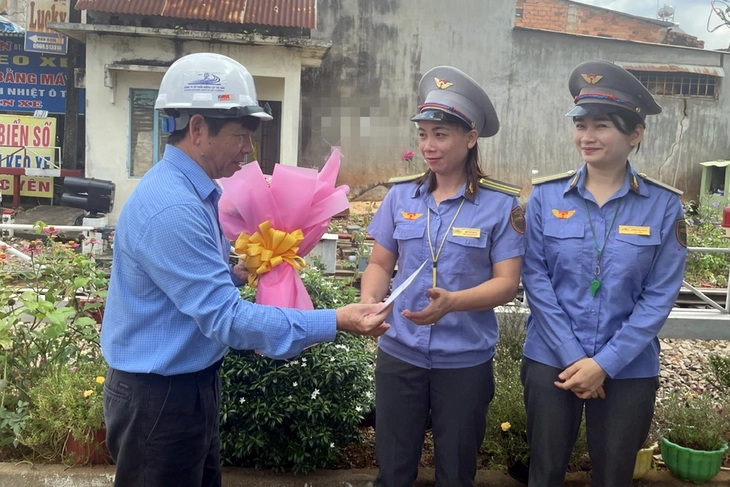 Tông gác chắn, ngã vào đường ray khi xe lửa đang tới, người đàn ông được cứu trong gang tấc - Ảnh 2.