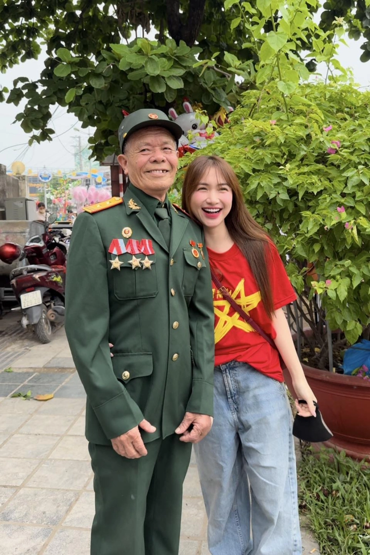 ong-noi-hoa-minzy-tung-noi-tieng-trong-dot-le-ky-niem-70-nam-chien-thang-dien-bien-phu-khi-hoa-minzy-da-dua-ong-ve-dien-bien-du-le-17559076359072133407848.jpg