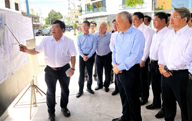 Phó thủ tướng Nguyễn Hòa Bình kiểm tra 2 dự án có sai phạm, tồn đọng tại Nha Trang - Ảnh 1.
