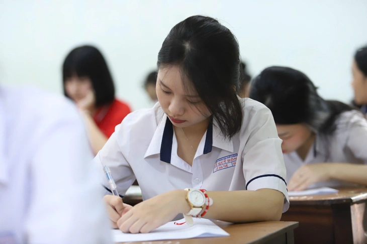 Điểm chuẩn đại học 'lạm phát', gần 10 điểm mỗi môn vẫn rớt- Ảnh 1. điểm chuẩn - Ảnh 1.
