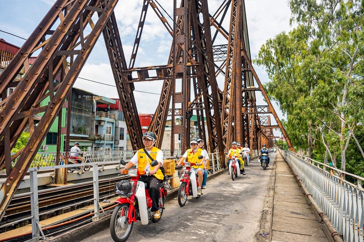 Cưỡi Cub đỏ, khám phá Hà Nội Ngày Độc lập - Ảnh 5. độc lập - Ảnh 5.