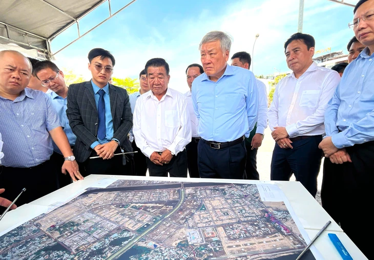 Phó thủ tướng Nguyễn Hòa Bình kiểm tra thực địa các dự án sai phạm, tồn đọng tại Nha Trang - Ảnh 2. Phó thủ tướng Nguyễn Hòa Bình kiểm tra 2 dự án có sai phạm, tồn đọng tại Nha Trang - Ảnh 2.