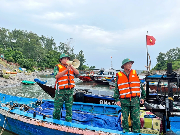Miền Trung hối hả ứng phó bão, khuyến cáo dân không ra khỏi nhà từ 21h tối nay - Ảnh 6.