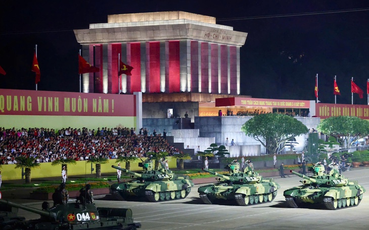 Xe tăng hùng dũng trên các ngả đường trung tâm thủ đô, sẵn sàng cho lễ tổng duyệt diễu binh - Ảnh 14.