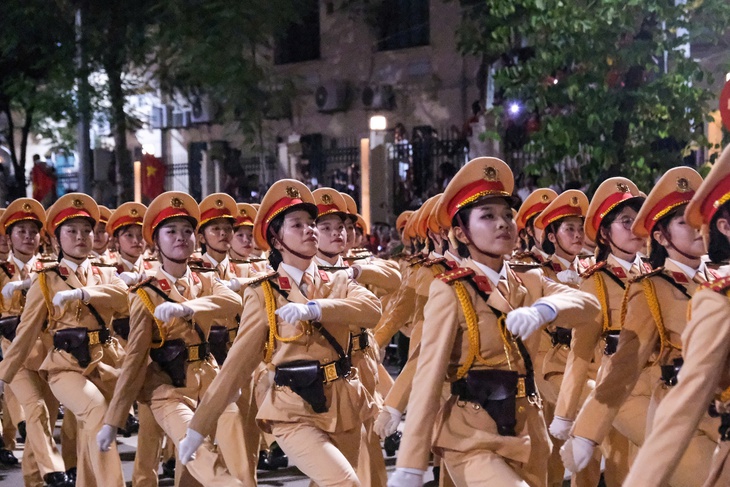Bí quyết trang điểm “chắc như bê tông” của các chiến sĩ nữ A80 - Ảnh 4. Bí quyết trang điểm 'vượt nắng, thắng mưa' hot rần rần của các chiến sĩ nữ A80 - Ảnh 4.
