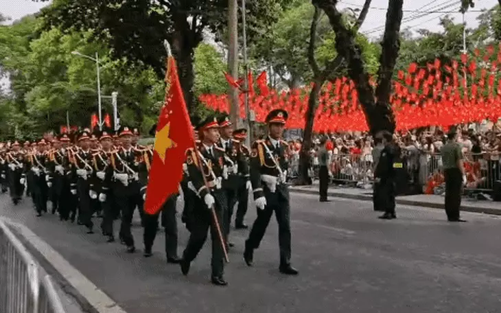 Trung úy cảnh sát đón sinh nhật ở tổng hợp luyện diễu binh 2-9, xúc động đi giữa vòng tay nhân dân   - Ảnh 4.