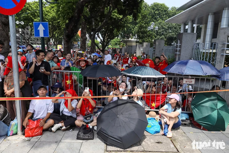 Người dân đến sớm, đội nắng xuyên trưa, 'giữ chỗ' chờ xem hợp luyện diễu binh, diễu hành - Ảnh 1.