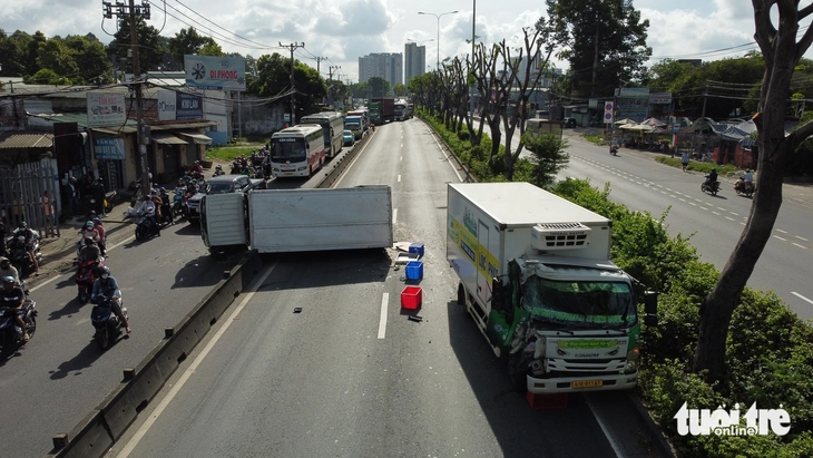 Xe tải thủng bánh đậu trên đường Đỗ Mười bị xe khác tông lật ngang- Ảnh 1. Xe tải thủng bánh đậu trên đường Đỗ Mười bị xe khác tông lật ngang- Ảnh 1.