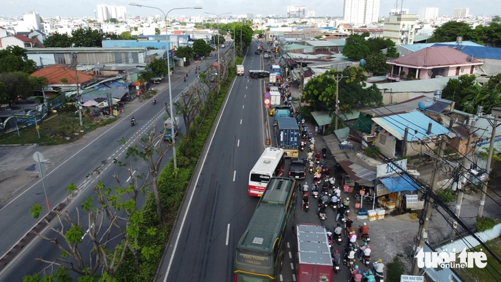 Xe tải thủng bánh đậu trên đường Đỗ Mười bị xe khác tông lật ngang- Ảnh 2. Xe tải thủng bánh đậu trên đường Đỗ Mười bị xe khác tông lật ngang - Ảnh 2.