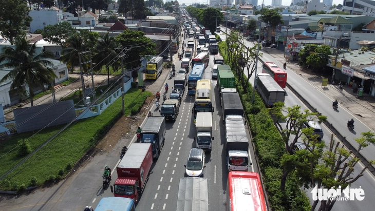 Xe tải thủng bánh đậu trên đường Đỗ Mười bị xe khác tông lật ngang- Ảnh 4. Xe tải thủng bánh đậu trên đường Đỗ Mười bị xe khác tông lật ngang- Ảnh 4.