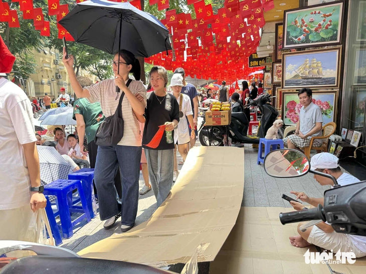 Người dân đến sớm, đội nắng xuyên trưa, 'giữ chỗ' chờ xem hợp luyện diễu binh, diễu hành - Ảnh 3.