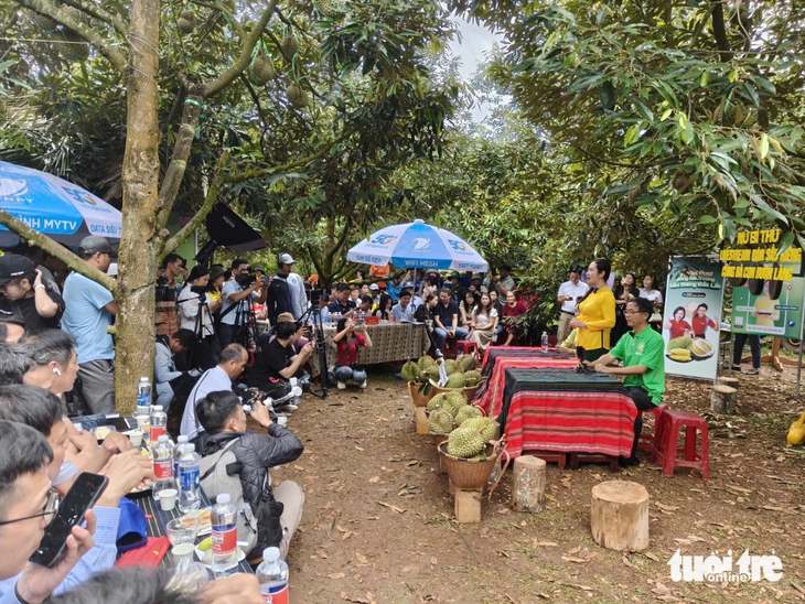 Nữ bí thư xã livestream bán sầu riêng- Ảnh 1. Nữ bí thư xã livestream bán sầu riêng- Ảnh 1.