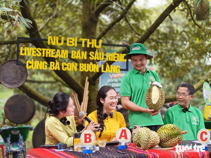 Nữ bí thư xã livestream bán sầu riêng- Ảnh 3. Nữ bí thư xã livestream bán sầu riêng - Ảnh 3.