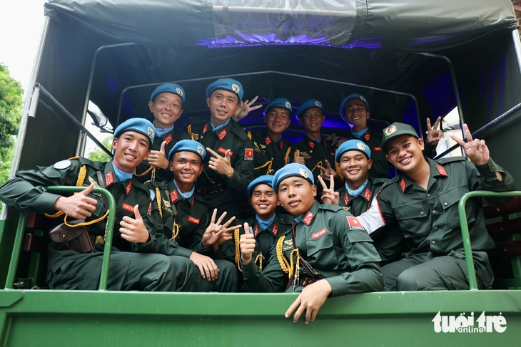 Người dân đội nắng, mưa 12 tiếng chờ xem tổng hợp luyện diễu binh lần 2 - Ảnh 2. diễu binh - Ảnh 27.