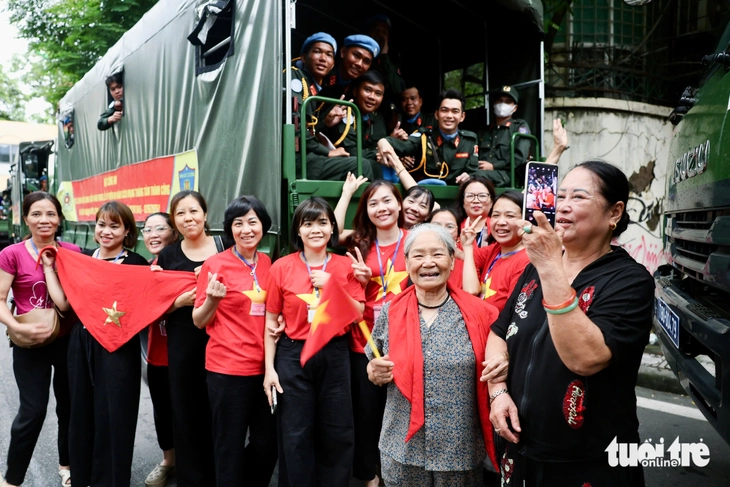 Người dân đội nắng, mưa 12 tiếng chờ xem tổng hợp luyện diễu binh lần 2 - Ảnh 3. diễu binh - Ảnh 28.
