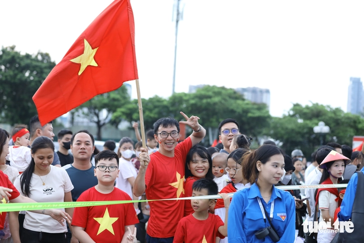 Người dân hát vang chờ đoàn diễu binh - Ảnh 13.