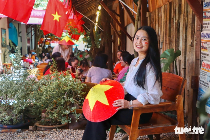 យុវជន Da Nang 'ប្រមាញ់' ពេលវេលាដ៏ស្រស់ស្អាតដើម្បីអបអរសាទរទិវាជាតិ ថ្ងៃទី 2 ខែកញ្ញា - រូបថត 13 ។