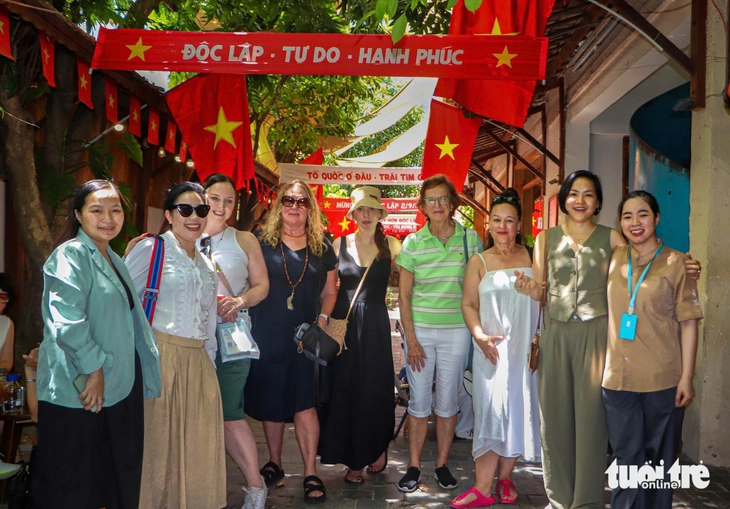 យុវជន Da Nang 'ប្រមាញ់' ពេលវេលាដ៏ស្រស់ស្អាតដើម្បីអបអរសាទរទិវាជាតិ ថ្ងៃទី 2 ខែកញ្ញា - រូបថត 14 ។