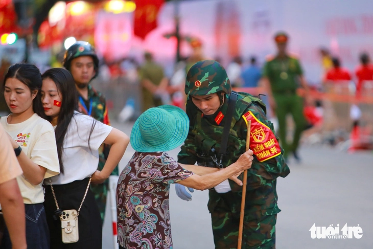Trung úy cảnh sát đón sinh nhật ở tổng hợp luyện diễu binh 2-9, xúc động đi giữa vòng tay nhân dân - Ảnh 4.