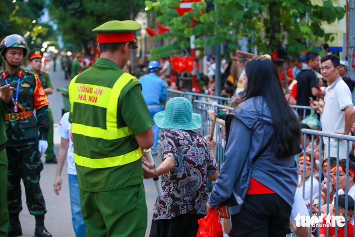 Trung úy cảnh sát đón sinh nhật ở tổng hợp luyện diễu binh 2-9, xúc động đi giữa vòng tay nhân dân - Ảnh 5.