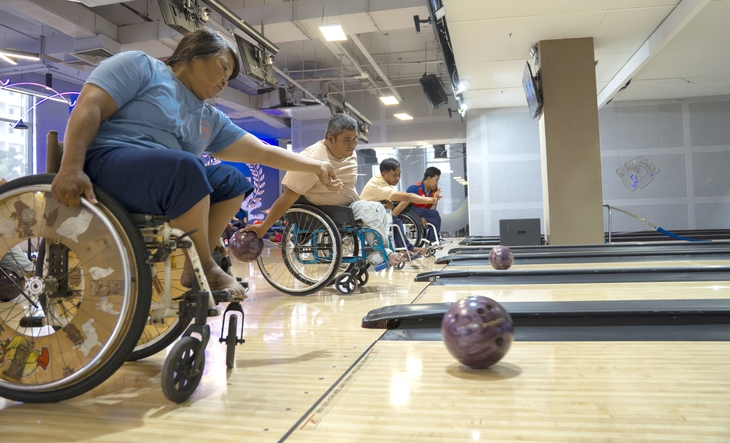 Người khuyết tật chơi bowling - Ảnh 1. khuyết tật - Ảnh 1.