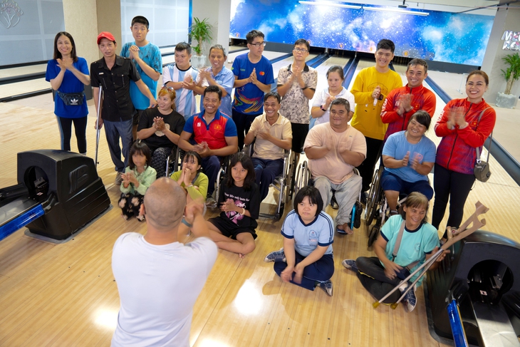 Người khuyết tật chơi bowling - Ảnh 5. khuyết tật - Ảnh 5.