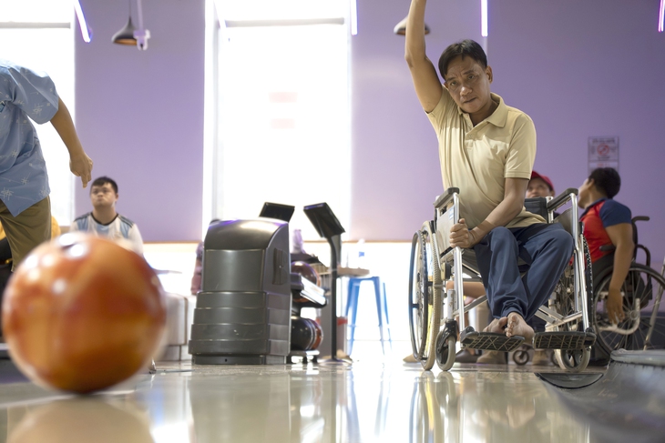 Người khuyết tật chơi bowling - Ảnh 2. khuyết tật - Ảnh 2.