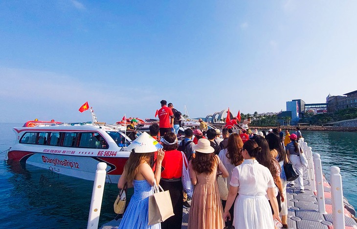 Tour ca nô tham quan đảo Phú Quốc tạm ngưng đón du khách vì gió mạnh, sóng lớn - Ảnh 1.