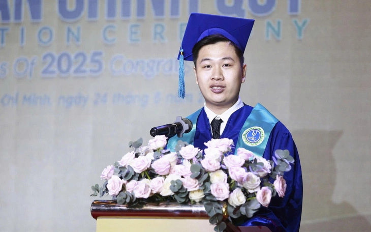 Tân khoa cõng mẹ lên nhận bằng đại học cùng 'tâm thư' nghẹn lòng - Ảnh 6.