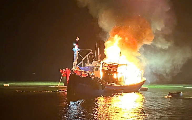 Chủ tàu cá Cà Mau cắt dây đẩy tàu ra giữa sông để không cháy lan- Ảnh 2. Chủ tàu cá Cà Mau cắt dây đẩy tàu ra giữa sông để không cháy lan - Ảnh 2.