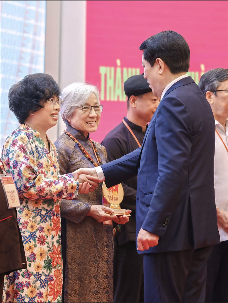 Anh hùng Lao động Thái Hương được vinh danh dịp 80 năm Quốc khánh - Ảnh 2. Anh hùng Lao động Thái Hương được vinh danh dịp 80 năm Quốc khánh - Ảnh 2.