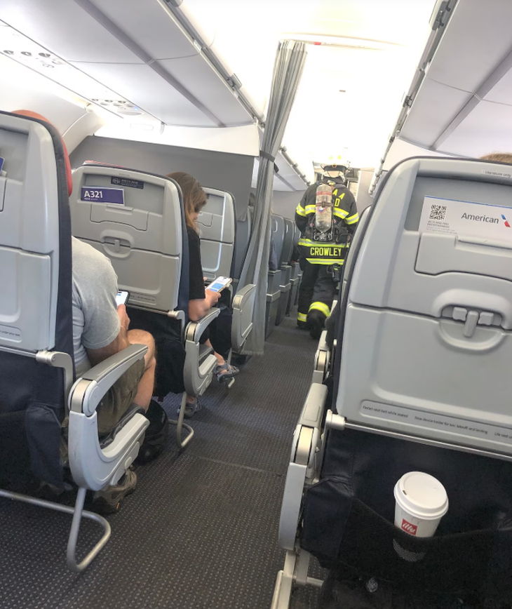 Chuyến bay American Airlines hạ cánh khẩn vì thiết bị của hành khách bốc cháy - Ảnh 1.