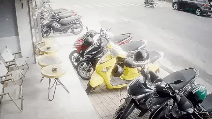 Ô tô lao lên vỉa hè, hất tung người đi đường ở Đà Lạt- Ảnh 1. Ô tô lao lên vỉa hè, hất tung người đi đường ở Đà Lạt - Ảnh 1.
