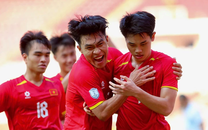 HLV Kim Sang Sik 'nhắm' cầu thủ Việt kiều Trần Thành Trung - Ảnh 3.