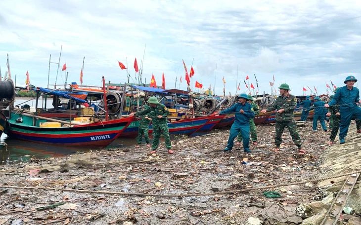 Người dân sẵn sàng đón bão, bí thư Quảng Trị yêu cầu chủ động các phương án - Ảnh 2.