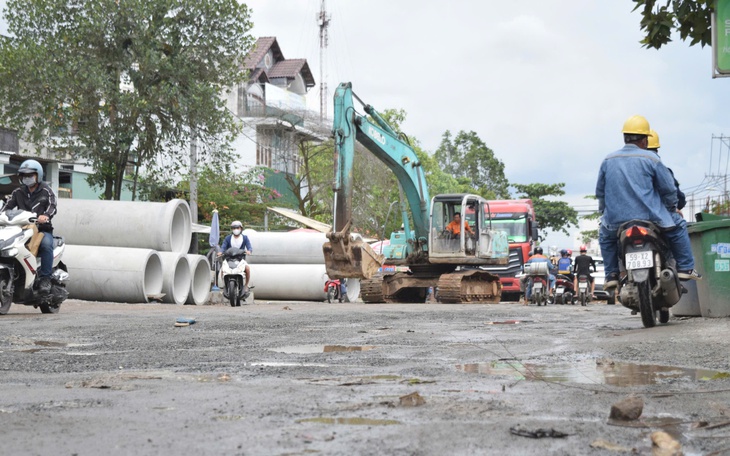 Không bố trí người 'điều tiết giao thông', chủ đầu dự án mở rộng đường Lò Lu bị lập biên bản - Ảnh 2.