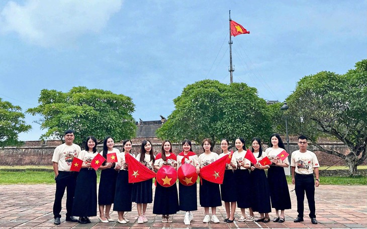 Người dân hân hoan bàn nhau cách dùng 100.000 đồng "lì xì" ăn Tết độc lập - Ảnh 4.