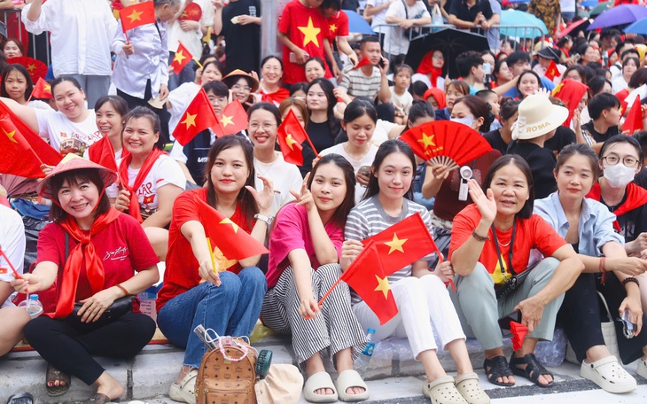 Du khách chi gần 86.000 tỉ đi chơi Hà Nội 8 tháng đầu năm - Ảnh 2.