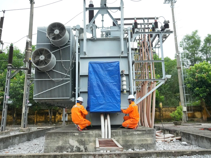 Trước cơn bão Kajiki đổ bộ, ngành điện khuyến cáo biện pháp an toàn, không để sự cố - Ảnh 1.