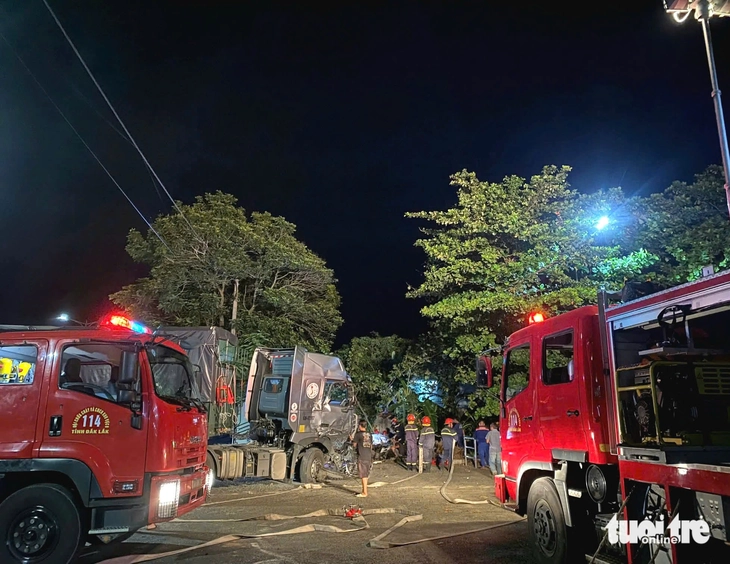 tài xế mắc kẹt - Ảnh 1.